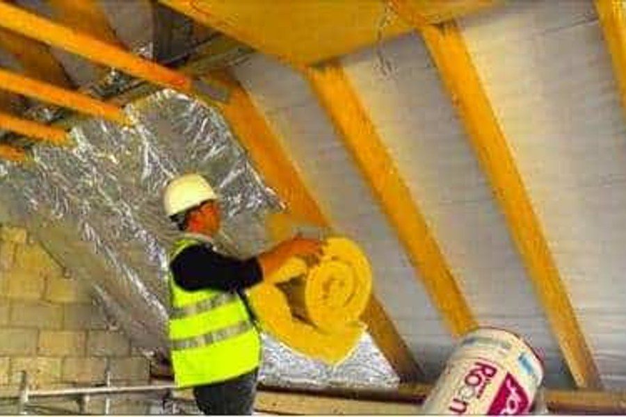Isolation sous toiture entre chevrons : pose et lame d’air